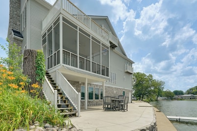 Hot Tub & Dock: Waterfront Lake Hamilton Home