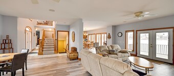 Hot Tub & Dock: Waterfront Lake Hamilton Home