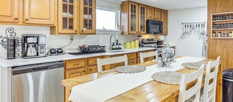 Walk to Beaches & Marina: Fortescue Hideaway