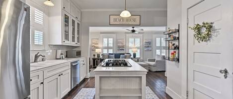 Frigorifero, microonde, forno, piano cottura