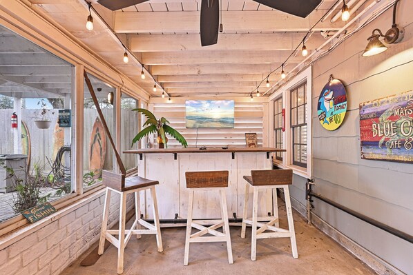 Interior - Charming 4BR w/ Hot Tub; Family-Friendly; Walk to Beach and the Strand (Galveston)