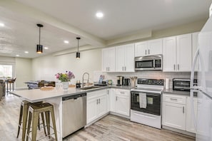 Interior - 7 Mi to Kemah Boardwalk: Waterfront Houston Condo (Houston)