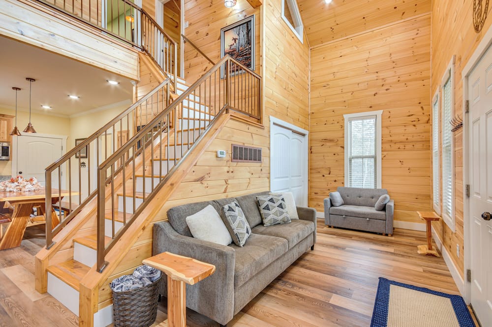 Covered Porch & Fire Pit: Cabin in Richland - Winnipeg, MO