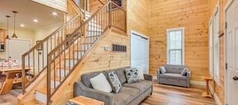 Covered Porch & Fire Pit: Cabin in Richland