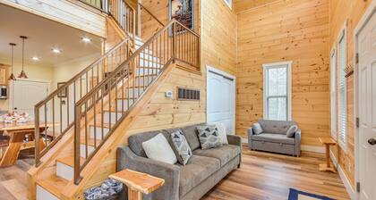 Covered Porch & Fire Pit: Cabin in Richland