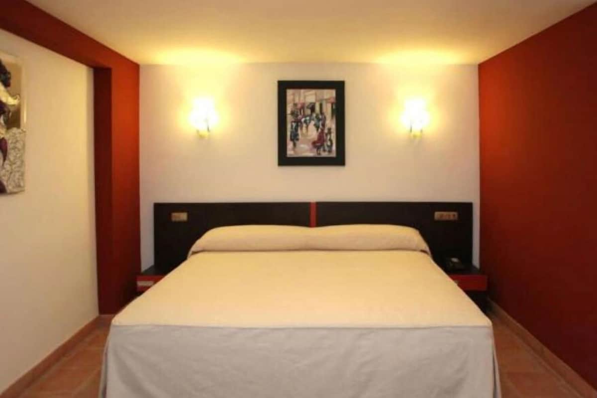 WiFi (free), bed sheets