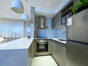 Wasserkocher mit Kaffee-/Teezubehör, Kühlschrank, Mikrowelle, Ofen