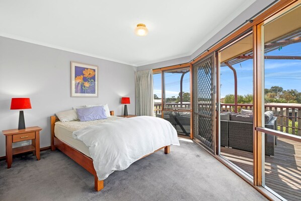 3 bedrooms, desk, travel crib, WiFi