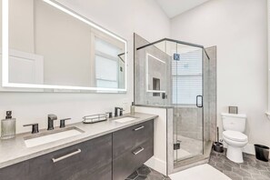 シャワー、ヘアドライヤー、タオル、石鹸