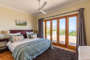House | 4 bedrooms, Internet - Camps Bay 4bed Home w Pool and Views Alma Marina (Cape Town)