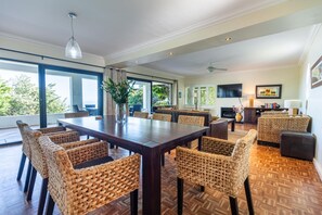 House | 4 bedrooms, Internet - Camps Bay 4bed Home w Pool and Views Alma Marina (Cape Town)