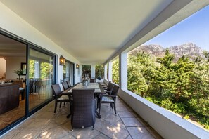 House | 4 bedrooms, Internet - Camps Bay 4bed Home w Pool and Views Alma Marina (Cape Town)