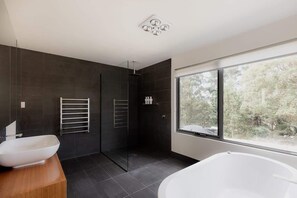 Shower, hair dryer, towels, soap - Woodbridge Hill Country Escape (Woodbridge)