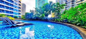 2 piscinas al aire libre (de 06:00 a 22:00), tumbonas