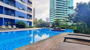 2 kolam renang terbuka, kerusi lepak pantai