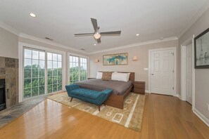 2 bedrooms, iron/ironing board, WiFi, bed sheets - Retro Modern 2 Bdrm 2 Bath Condo near to Eden Park (Cincinnati)