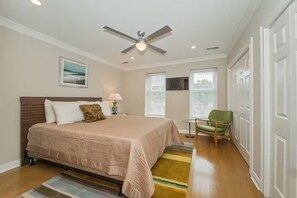 2 bedrooms, iron/ironing board, WiFi, bed sheets - Retro Modern 2 Bdrm 2 Bath Condo near to Eden Park (Cincinnati)