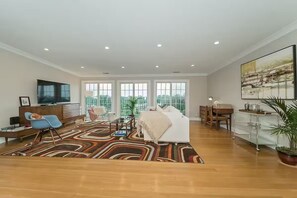 Living area - Retro Modern 2 Bdrm 2 Bath Condo near to Eden Park (Cincinnati)