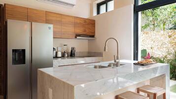 Kylskåp, mikrovågsugn, ugn och spishäll