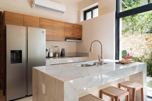 Réfrigérateur, micro-ondes, four, plaque de cuisson