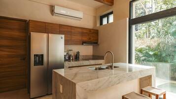 Jääkaappi, mikroaaltouuni, uuni, liesi