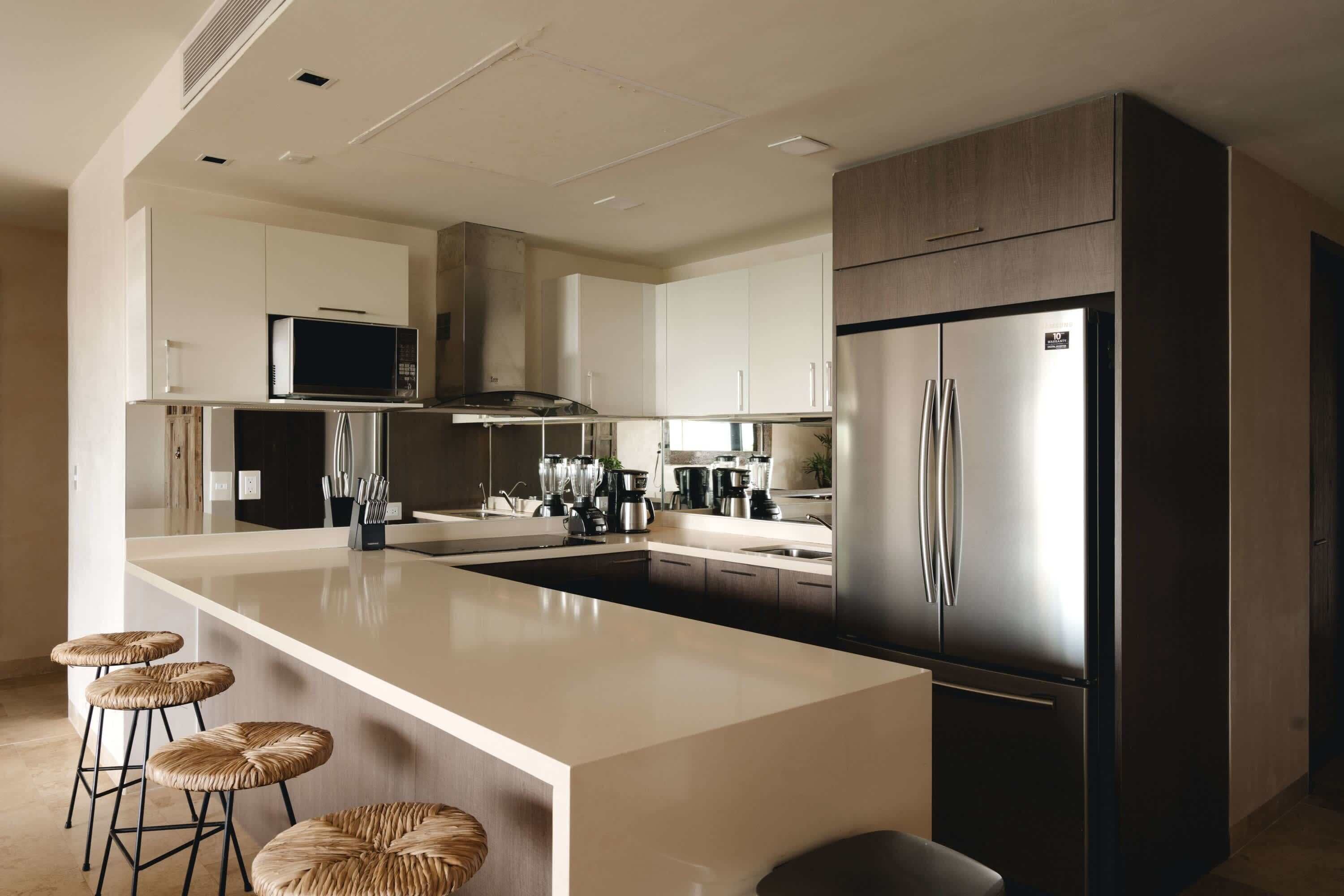 Køleskab, mikrobølgeovn, ovn, kogeplade