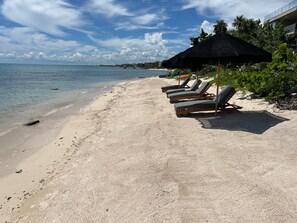 På stranden