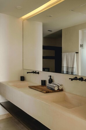 Dusj, hårføner og håndklær