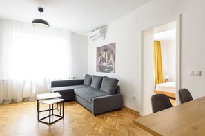 Apartamento estándar, 1 habitación | Zona de estar | Una televisión de pantalla plana