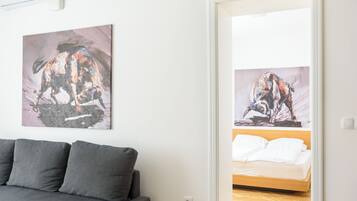 Apartamento standard, 1 quarto | Área de estar | TV de tela plana