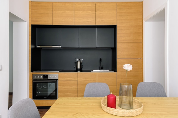 Refrigerador con freezer, horno, placa de cocina, tetera/pava eléctrica