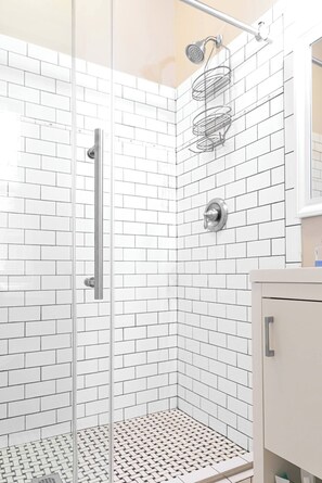 Dusche, Haartrockner, Handtücher, Seife
