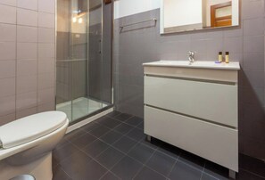 Een haardroger, handdoeken, zeep, toiletpapier