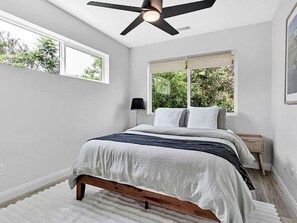 Desk, travel cot, WiFi, bed sheets - *The Quaint Cardiff Hideaway | Pack N Play Ready!* (Encinitas)