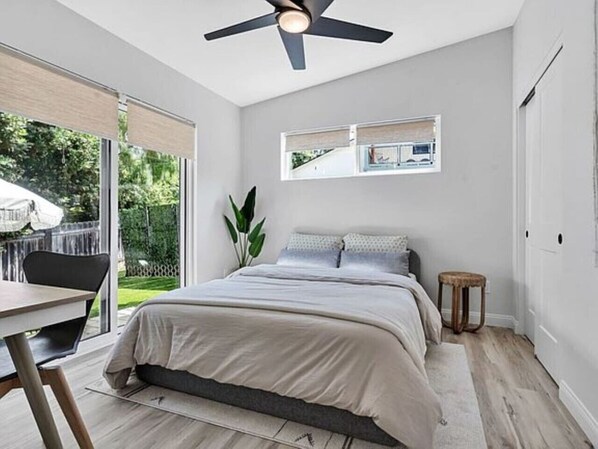 Desk, travel cot, WiFi, bed sheets