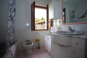 Hair dryer, towels, soap, toilet paper - VV El Campón, house for 5-6 people in Collía, Parres (Collía)