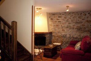 TV, fireplace