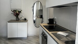 A modern kitchen with a built-in oven, a stovetop, and a sink. - DEL RE FLORENCE HOME (Firenze)