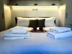 1 habitación, tabla de planchar con plancha, wifi gratis y ropa de cama 