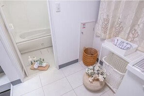 Sèche-cheveux, bidet, serviettes fournies, savon