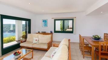 House, 4 Bedrooms, Terrace | Living area