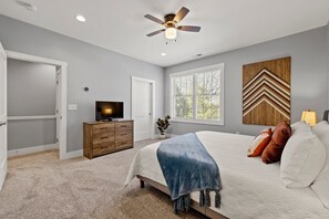 3 bedrooms, desk, iron/ironing board, travel crib