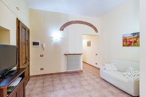 Perhetalo, useita makuuhuoneita, vuorten lähellä (Home Boccaccio Terrace and Chianti) | Oleskelualue | 21–tuumainen äly-TV, jossa digitaalikanavat