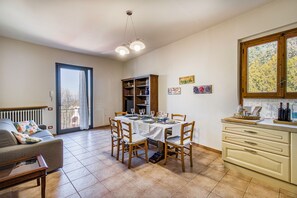 Családi ház, több hálószobával, két fürdőszobával, hegy felőli (Home Boccaccio Terrace and Chianti) | Nappalirész | Okostévé és kandalló