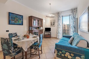 Familielejlighed - flere soveværelser (Domus 21 Near Alassio Beach) | Opholdsområde | 21-tommers fladskærms-tv med satellitkanaler