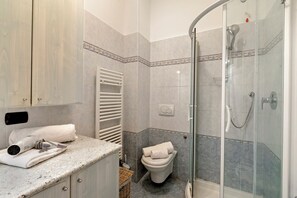 Departamento familiar, varias habitaciones (Domus 21 Near Alassio Beach) | Baño | Regadera, bidet, toallas, jabón