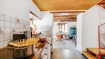 Chalet Keluarga, 2 kamar tidur, tepi gunung (Rustico Over The Bridge Verzasca 1) | Dapur pribadi | Lemari es, oven, kompor, dan mesin pembuat kopi/teh