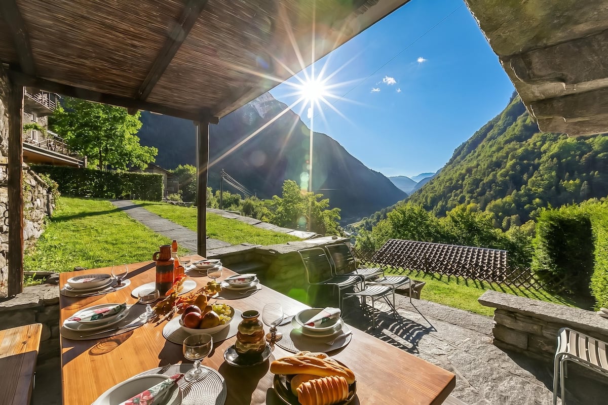 Chalet familial, plusieurs chambres, cÎté montagne (Rustico Over The Bridge Verzasca 2) | Restauration en plein air