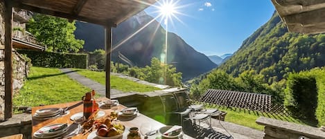 Familie-alpehytte, flere soverom, ved fjell (Rustico Over The Bridge Verzasca 2) | Utendørsservering