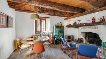 Chalet Keluarga, beberapa kamar, tepi gunung (Rustico Over The Bridge Verzasca 2) | Tempat makan